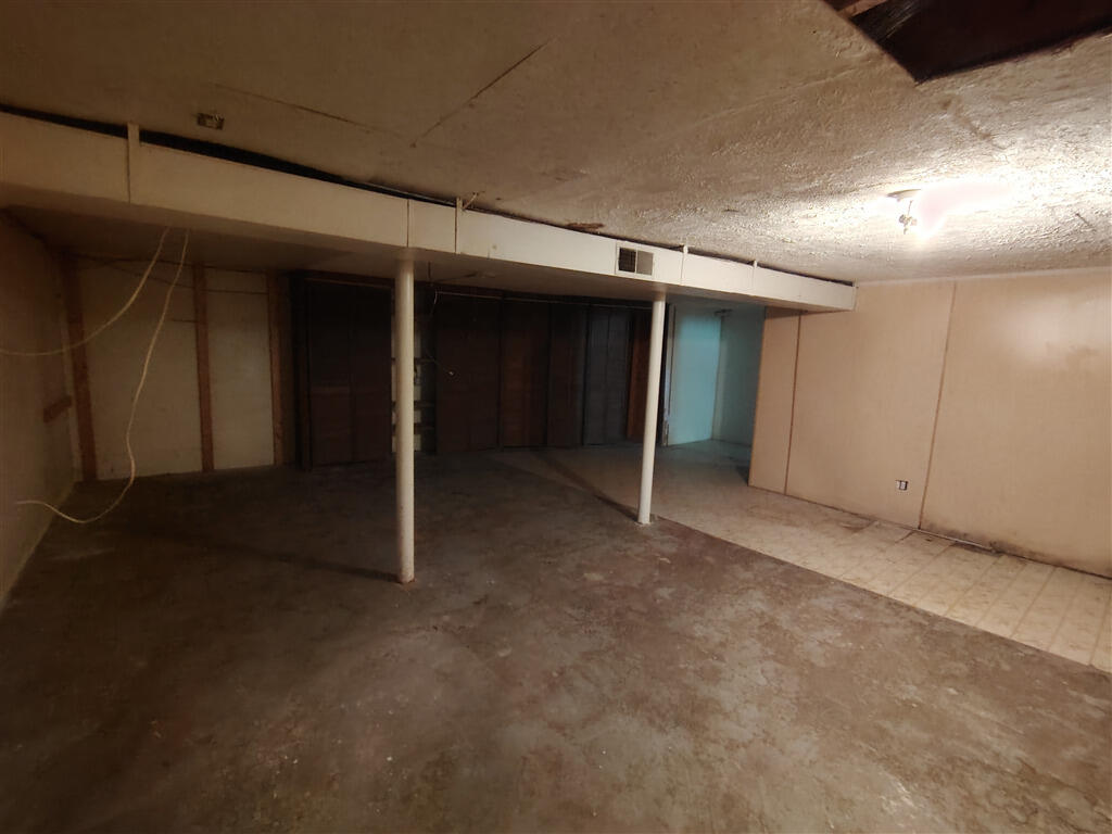 5031 Showalter Road Northwest Roanoke, VA 24017 - Photo 14 of 21 an empty room with closet