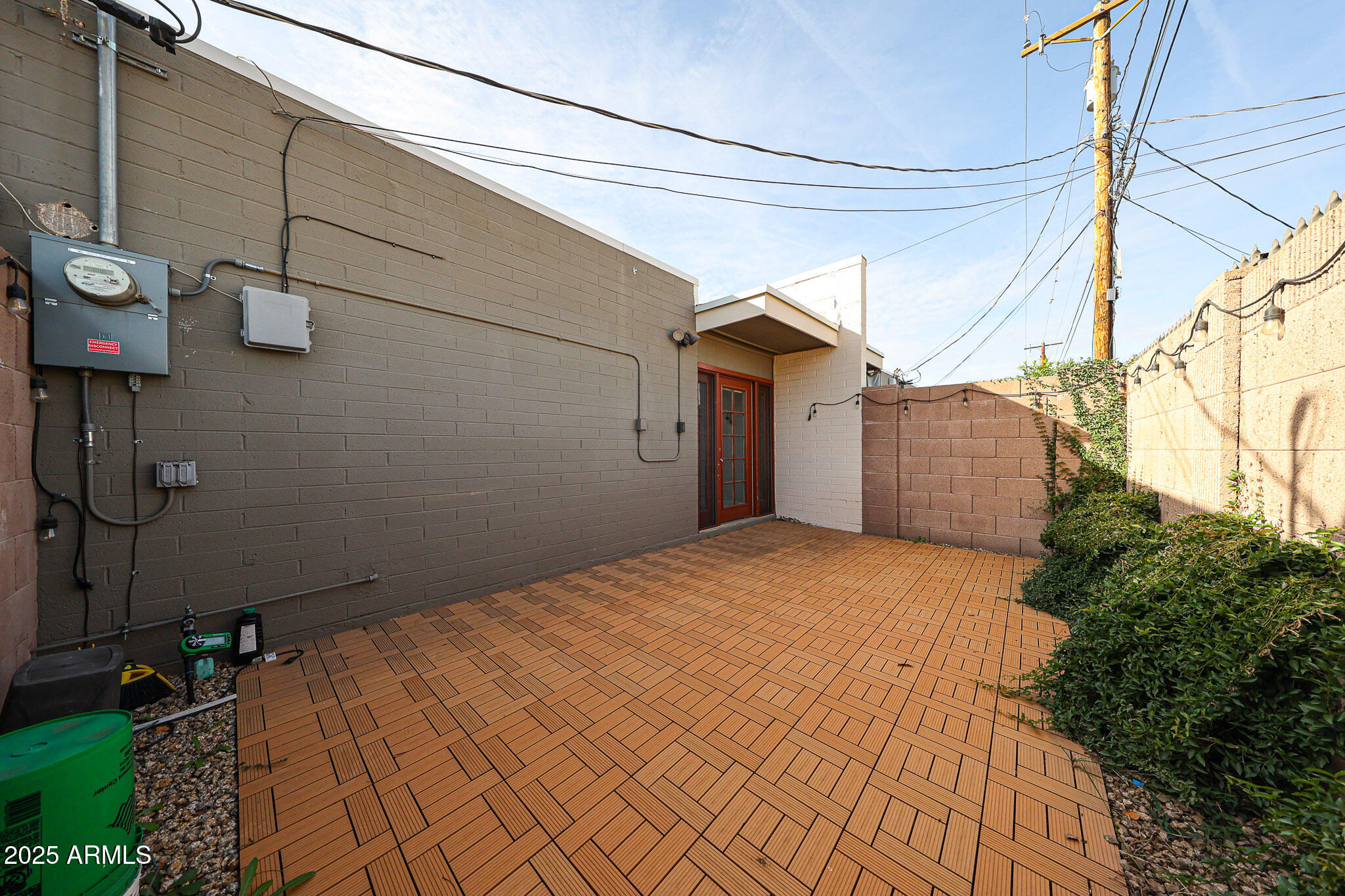 4419 North 27th Street, Unit 22 Phoenix, AZ 85016 - Photo 25 of 46 a bed sitting in a bedroom next to a yard