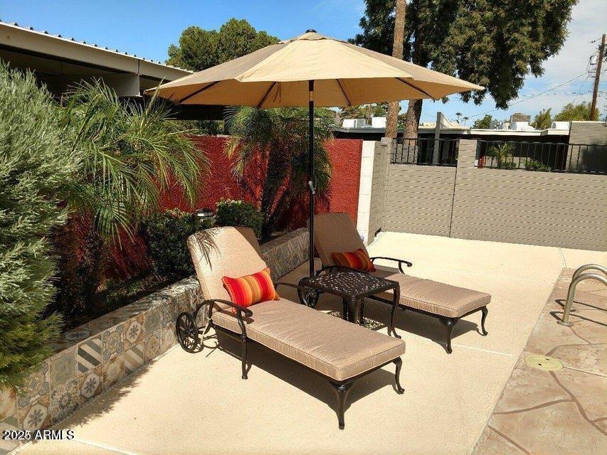 4419 North 27th Street, Unit 22 Phoenix, AZ 85016 - Photo 35 of 46 a backyard of a house with table and chairs