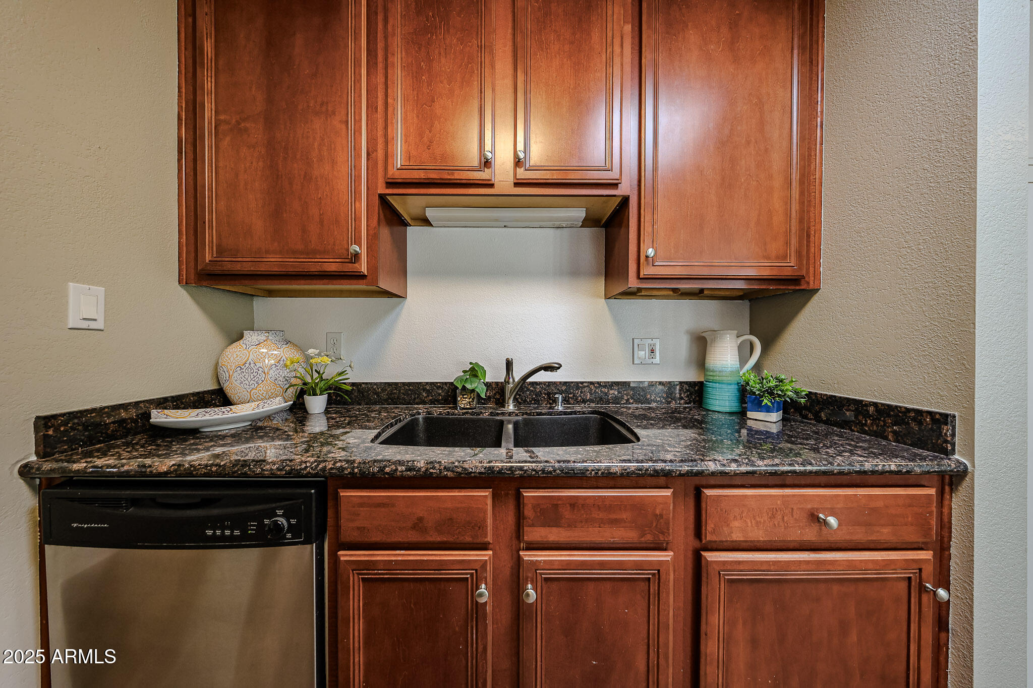 4419 North 27th Street, Unit 22 Phoenix, AZ 85016 - Photo 8 of 46 a kitchen with granite countertop cabinets and stainless steel appliances