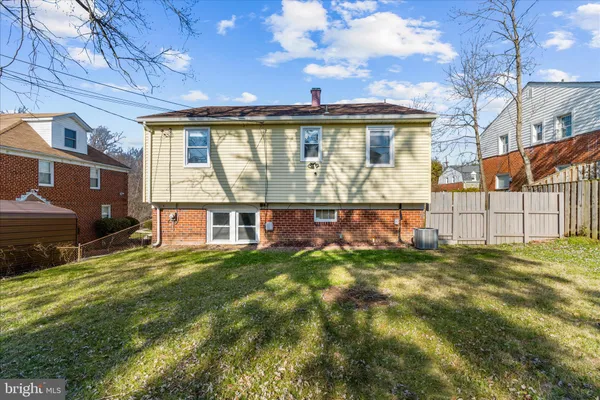 a view of an house with backyard and porch