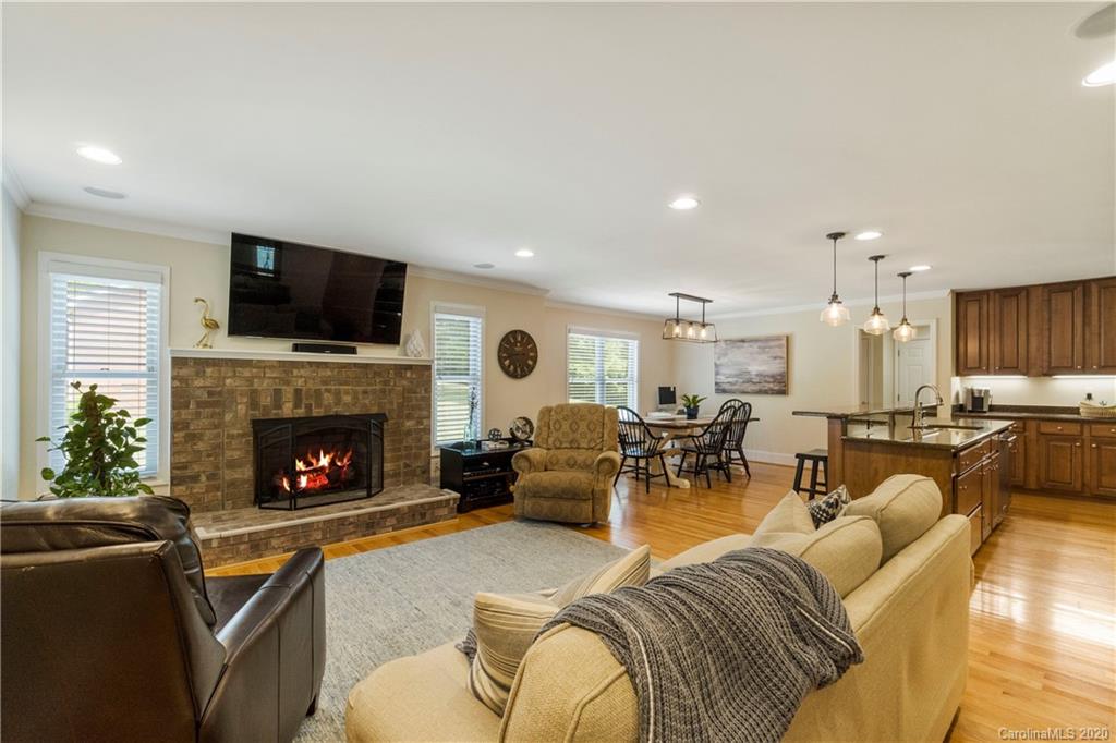 1038 Elliott Road Charlotte, NC 28216 - Photo 4 of 31 Gallery Image 4