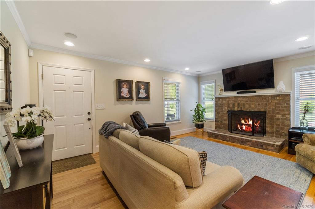 1038 Elliott Road Charlotte, NC 28216 - Photo 5 of 31 Gallery Image 5