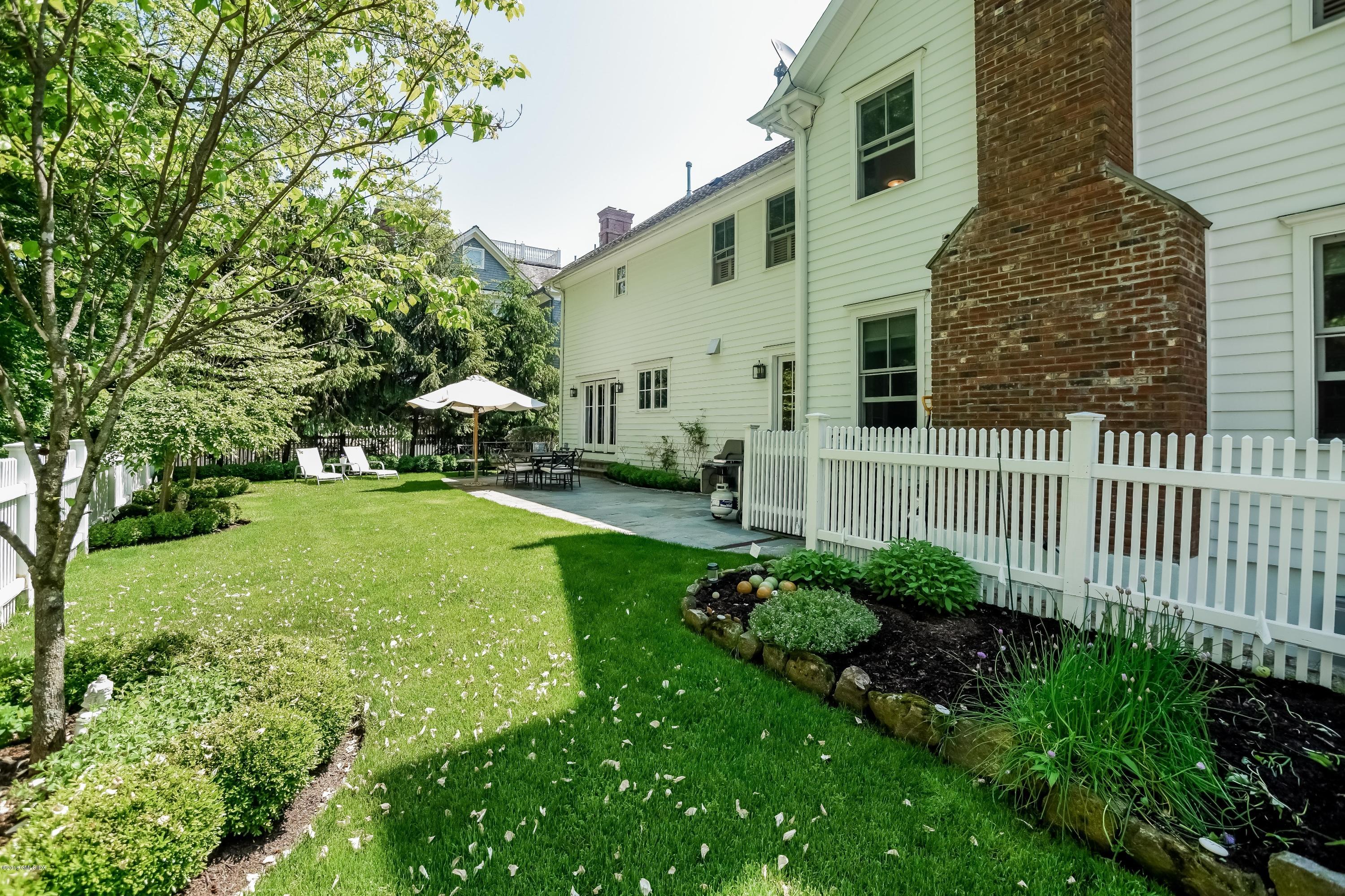 35 Lockwood Road Riverside, CT 06878 - Photo 36 of 39 a view of a house with a yard and garden