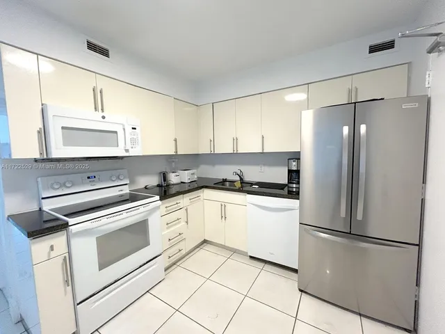 $630,000 | 5151 Collins Avenue, Unit 926, Miami Beach, FL 33140