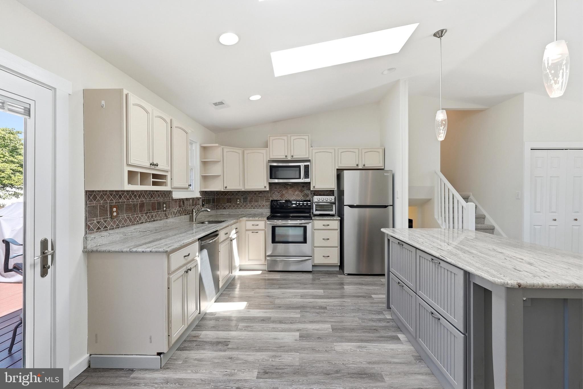 10405 Carlyn Ridge Road Damascus, MD 20872 - Photo 13 of 56 Stainless steel appliances