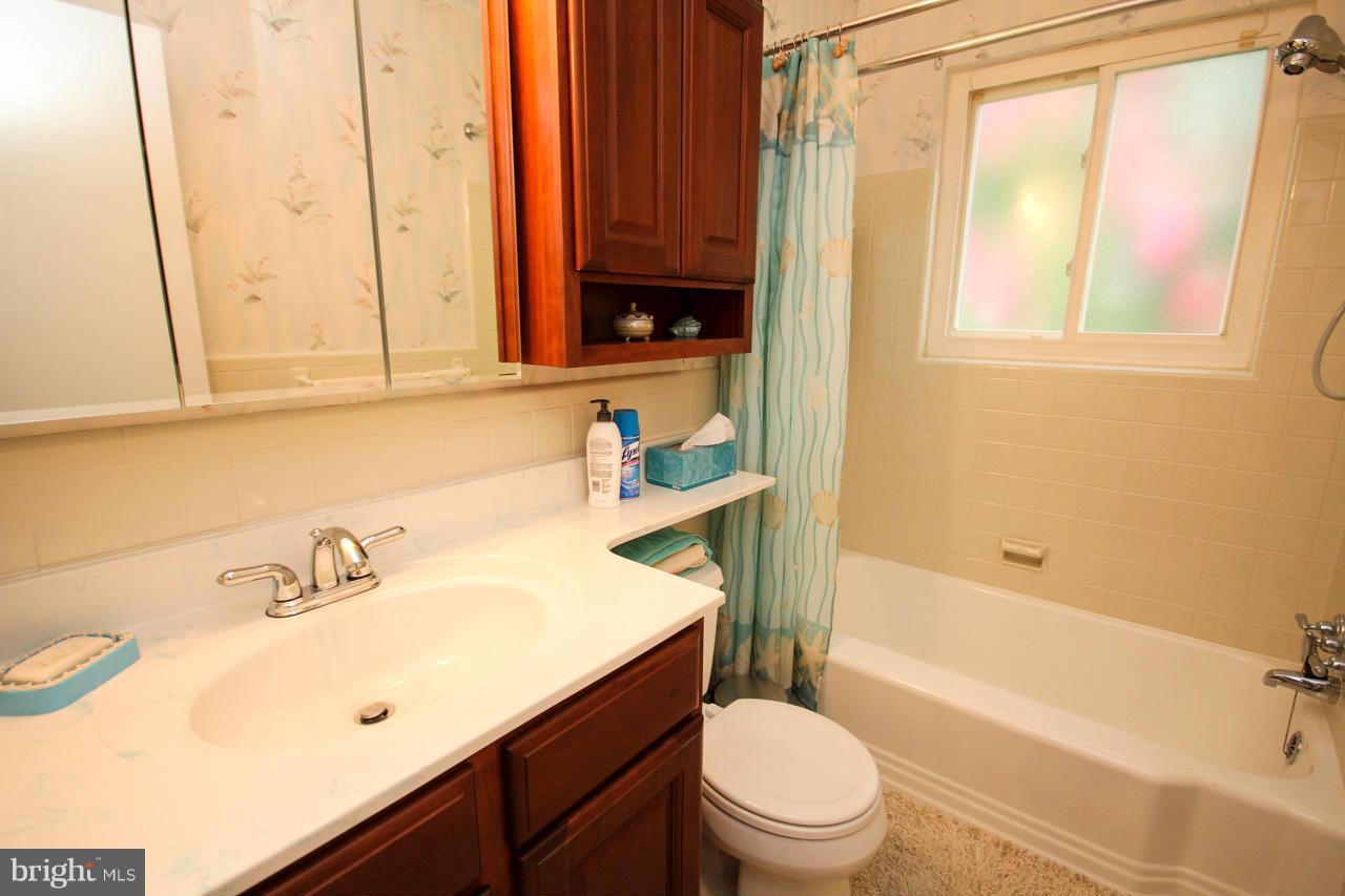 601 Forest Glen Road Silver Spring, MD 20901 - Photo 22 of 23 a bathroom with a sink a toilet and a bathtub