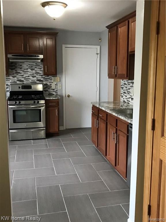 1352 Crescent Lane Rochester Hills, MI 48306 - Photo 5 of 58
