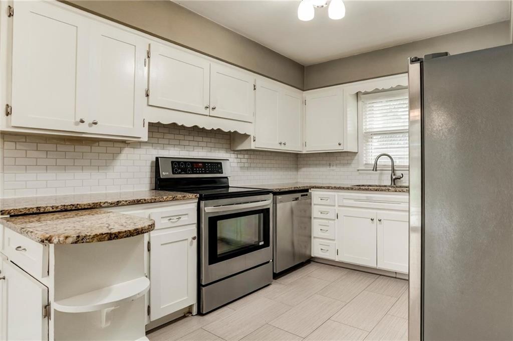 7832 Tomahawk Road Prairie Village, KS 66208 - Photo 12 of 34