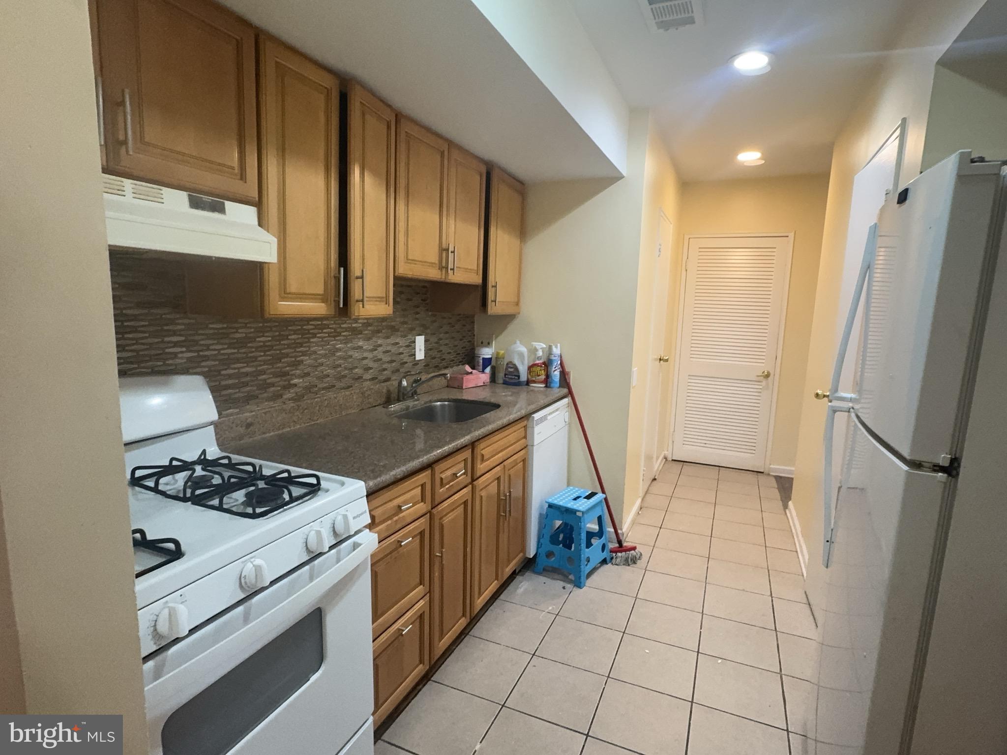 13008 Townsend Road, Unit L3 Philadelphia, PA 19154 - Photo 9 of 14 a kitchen with stainless steel appliances granite countertop a stove a refrigerator and a cabinets