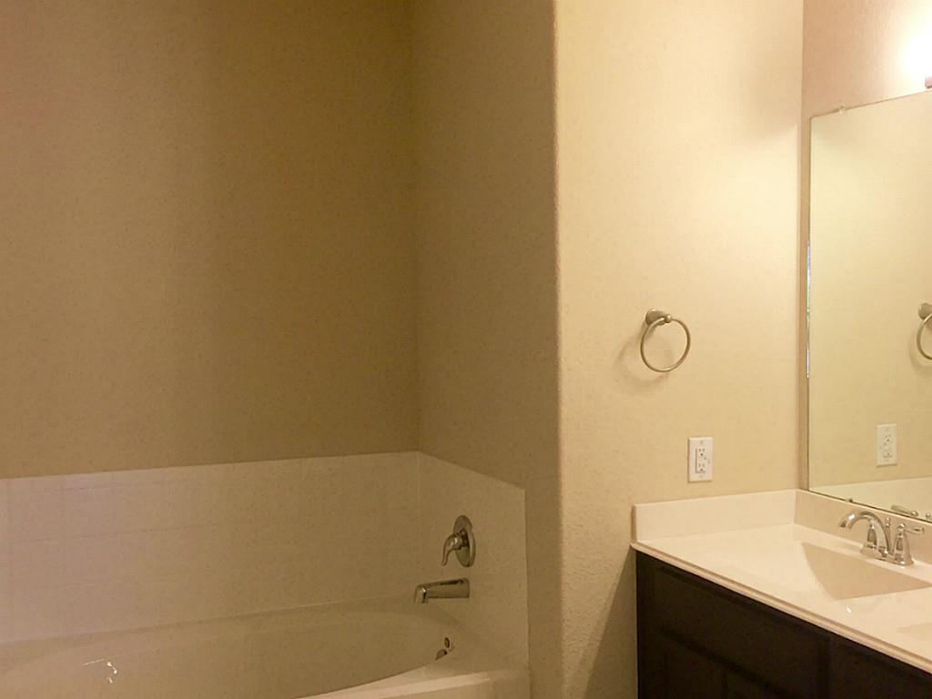 618 Longstreet Drive Rosenberg, TX 77469 - Photo 18 of 23 a bathroom with a bathtub and a sink