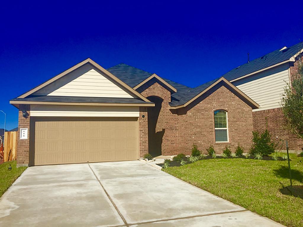 618 Longstreet Drive Rosenberg, TX 77469 - Photo 2 of 23 a front view of house a yard and garage