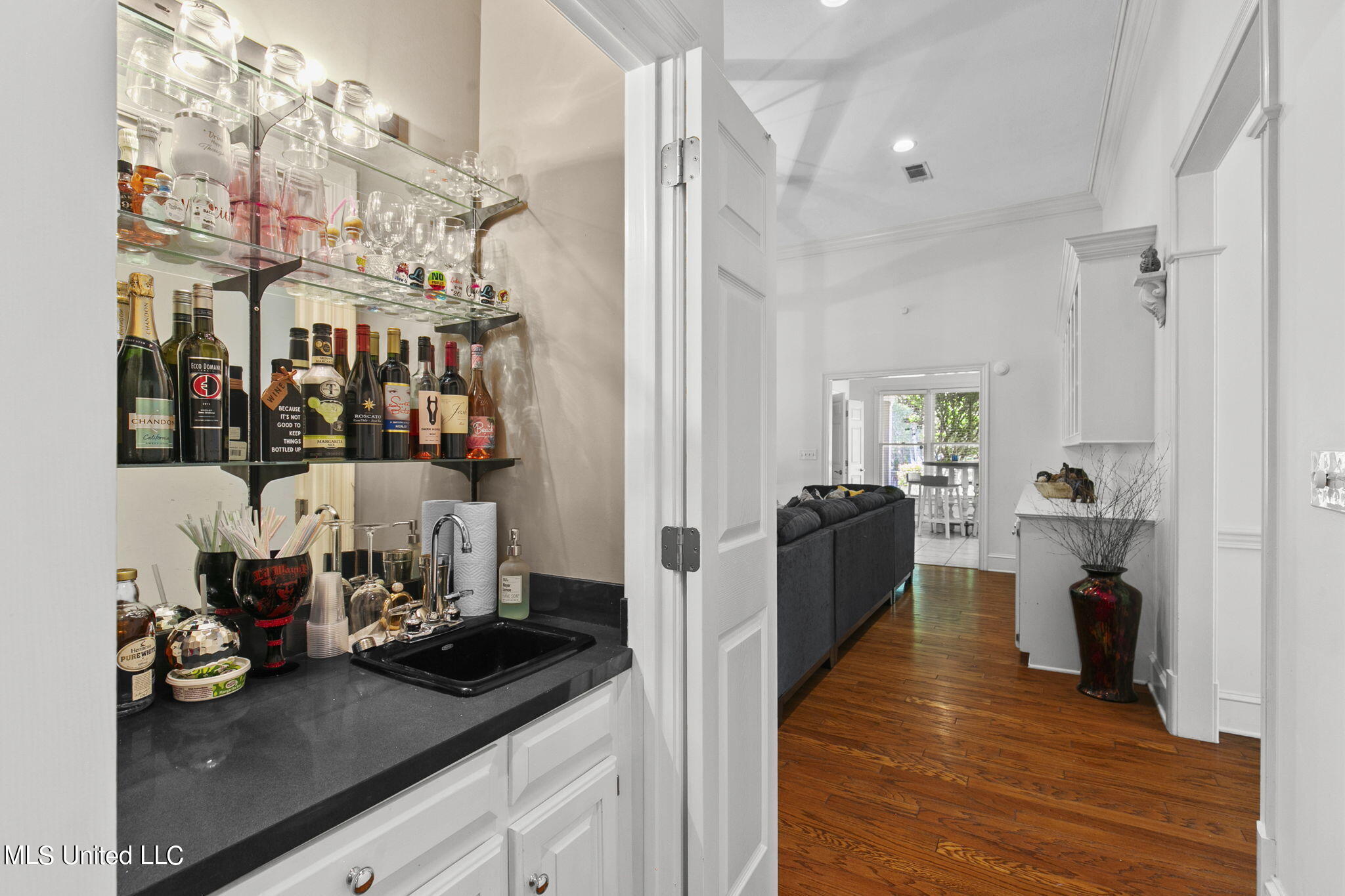 210 Hillside Street Ridgeland, MS 39157 - Photo 22 of 68 Fantastic wet bar