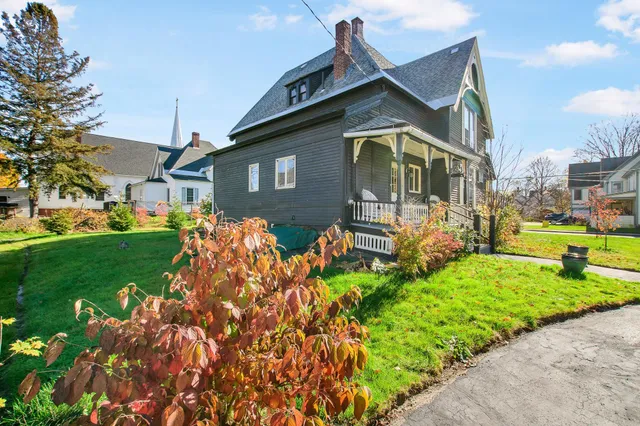 $2,850 | 19 Pine Street, Haverhill, NH 03785