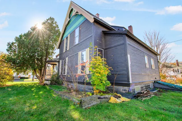 $2,850 | 19 Pine Street, Haverhill, NH 03785