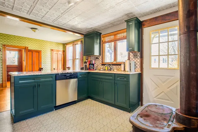 $2,850 | 19 Pine Street, Haverhill, NH 03785