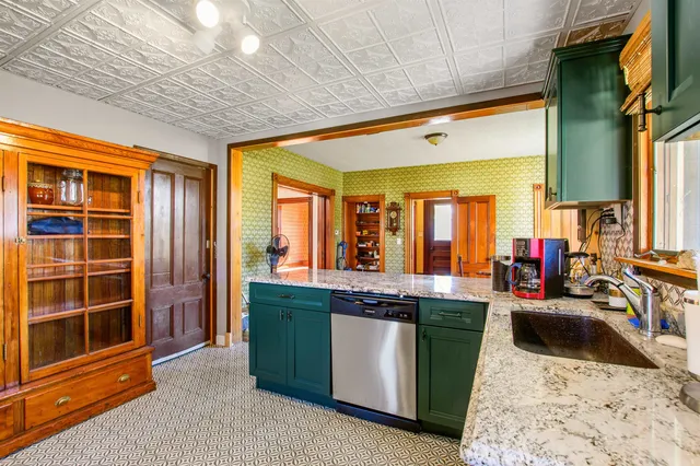 $2,850 | 19 Pine Street, Haverhill, NH 03785