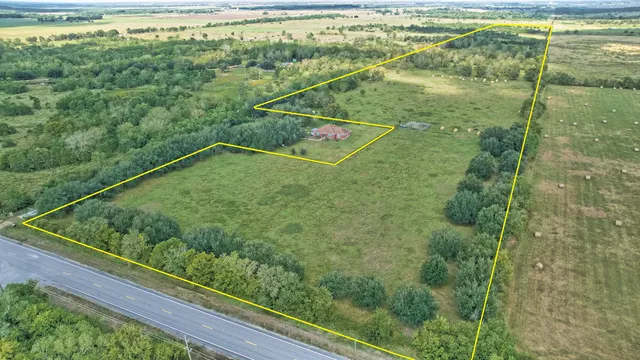 a view of a tennis court