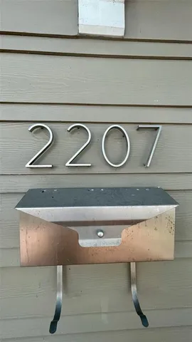 a view of a yard with an tree