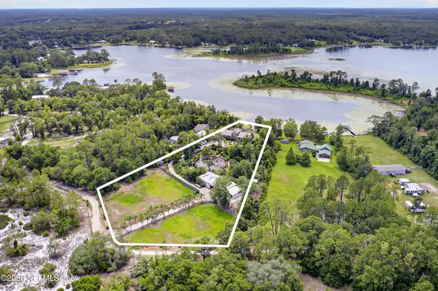 a view of entryway with a potted plant