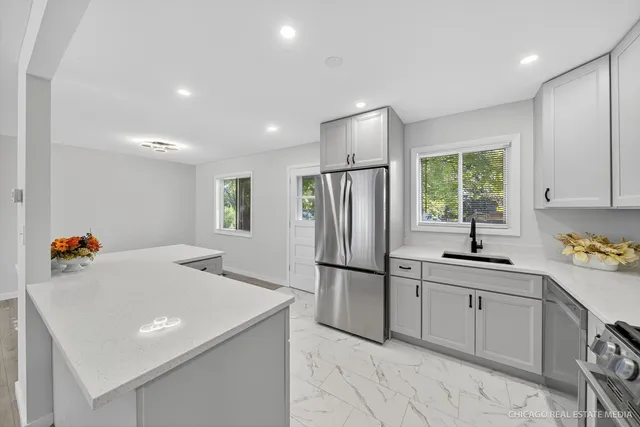 $498,000 | 2211 Birchwood Parkway, Woodridge, IL 60517