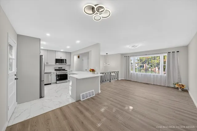 $498,000 | 2211 Birchwood Parkway, Woodridge, IL 60517