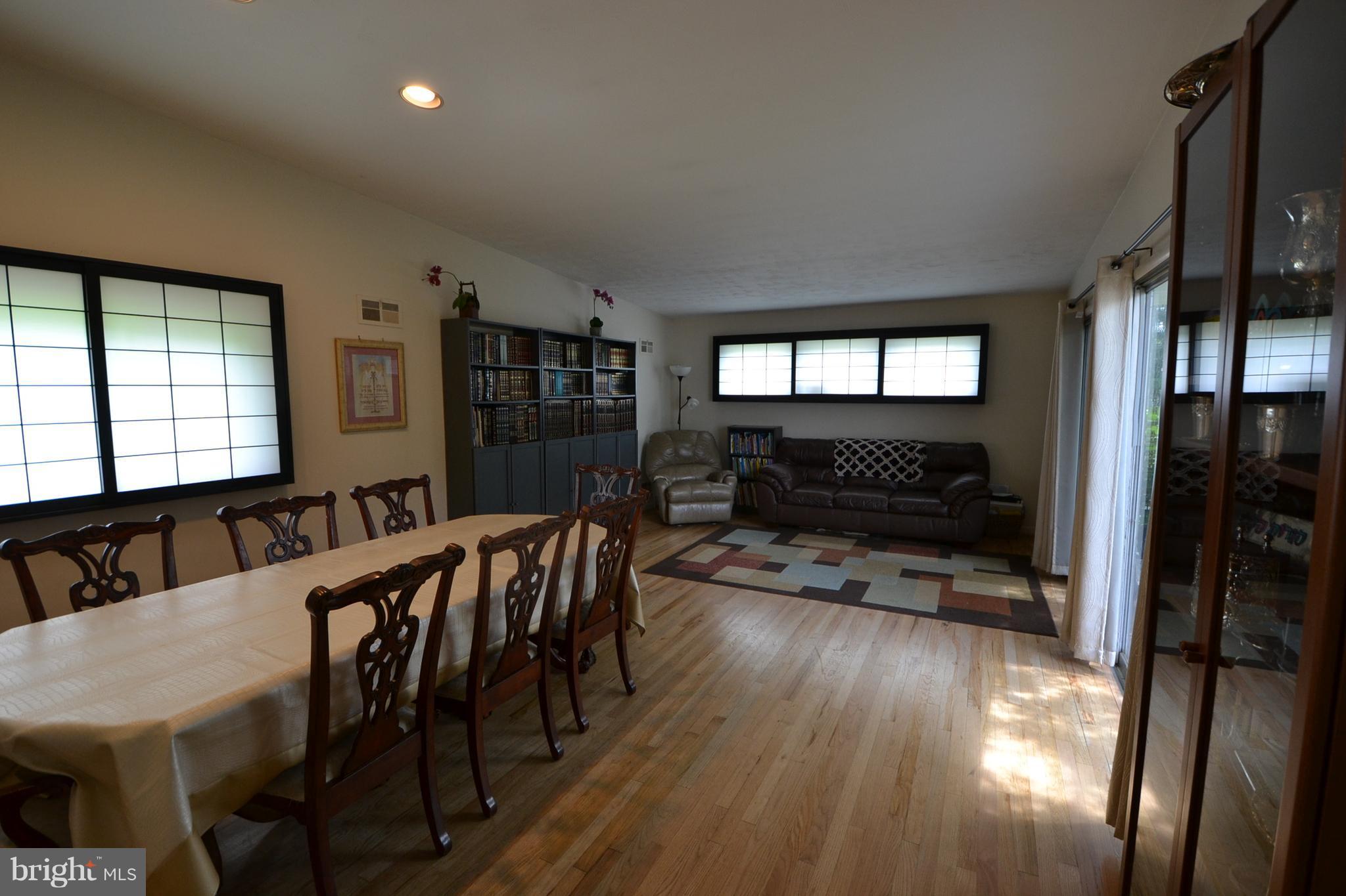 2704 Geartner Road Baltimore, MD 21209 - Photo 5 of 27 Living Room