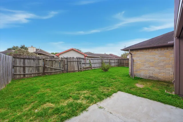 a view of a house with backyard and garden