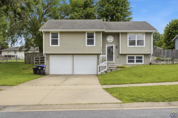 $225,000 | 240 East Park Drive, Auburn, KS 66402