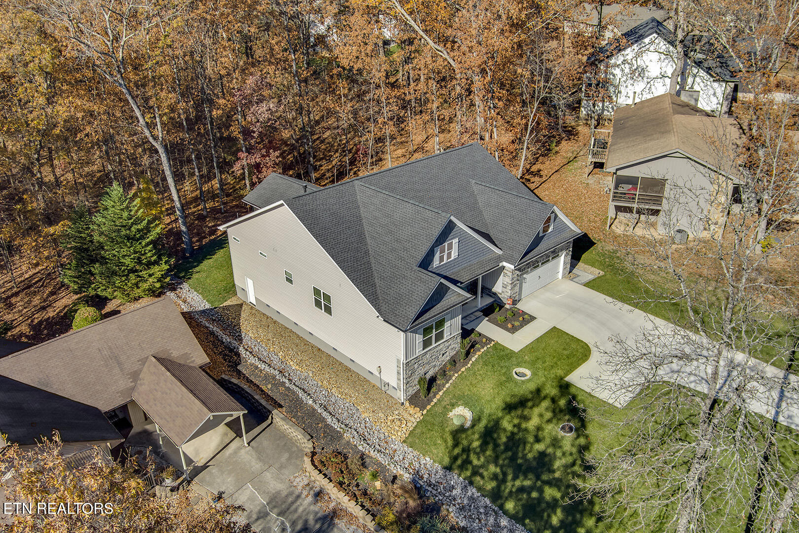 173 Chahyga Way Loudon, TN 37774 - Photo 4 of 60 04_ChahygaWay_173_FrontLeftElevated