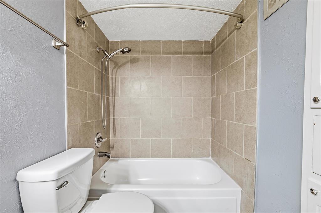 5604 Boca Raton Boulevard, Unit 248 Fort Worth, TX 76112 - Photo 16 of 25 a bathroom with a bathtub and a toilet
