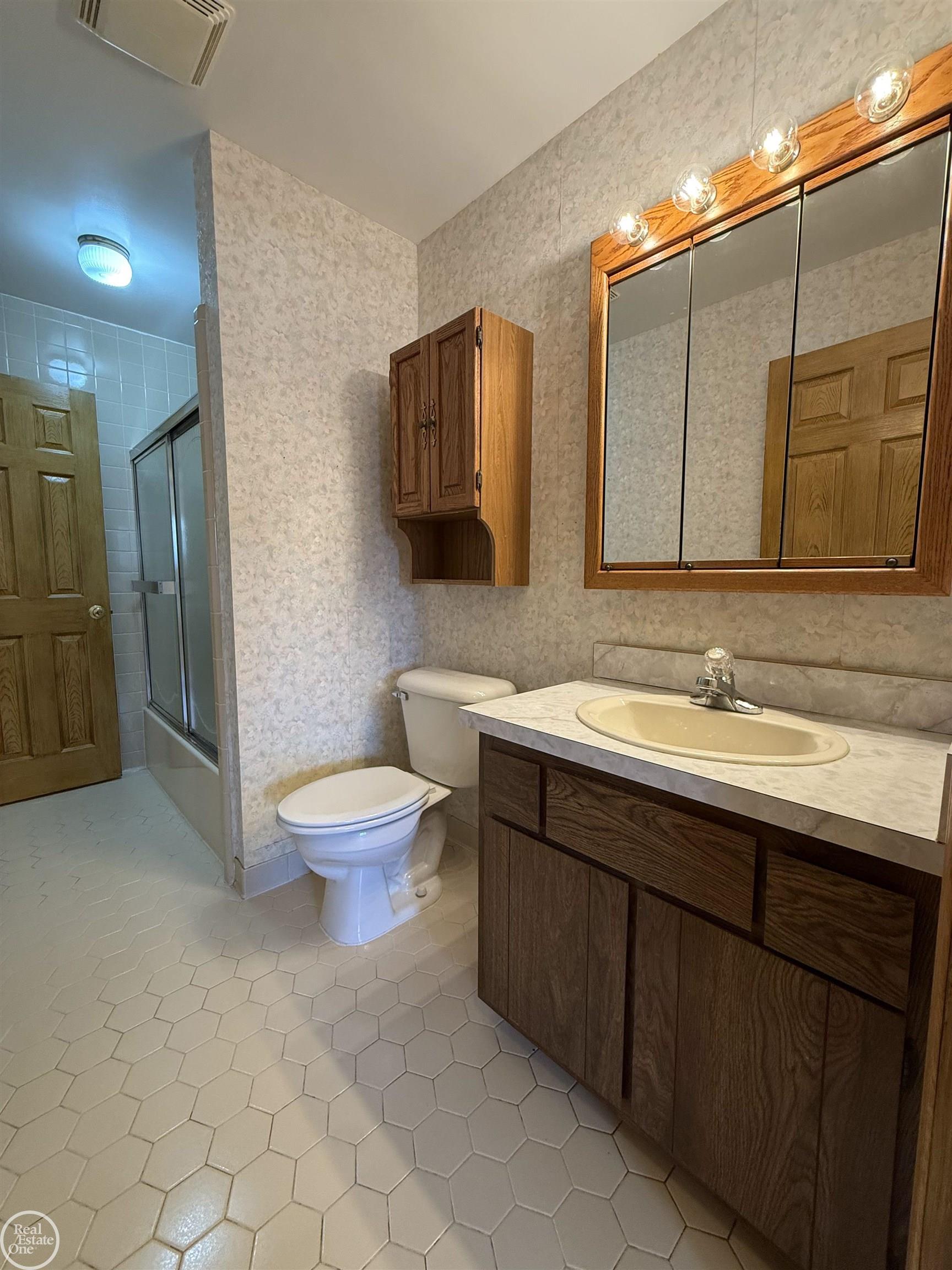 26250 South River Road Harrison Township, MI 48045 - Photo 11 of 28
