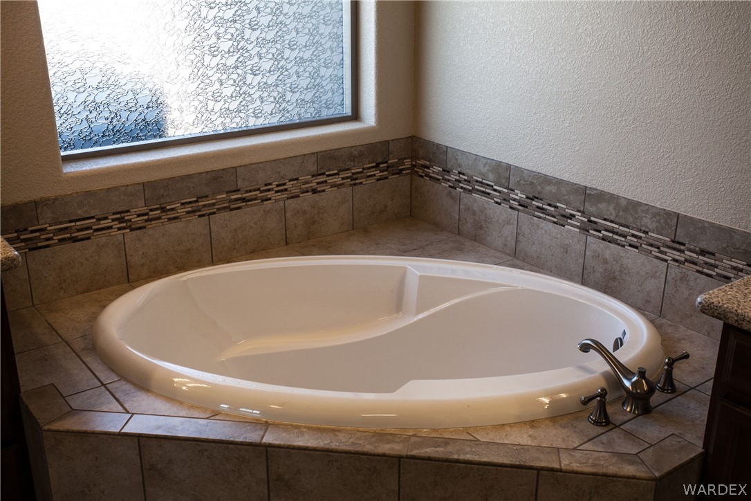 4861 North Neal Ranch Road Kingman, AZ 86401 - Photo 26 of 36 a bathroom with a bathtub