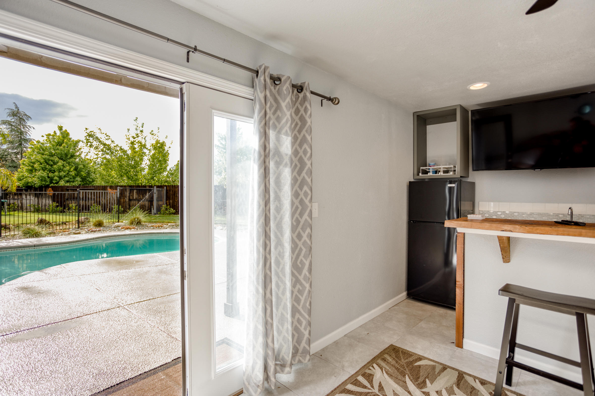2618 Rhinestone Way Redding, CA 96001 - Photo 46 of 58 Pool House