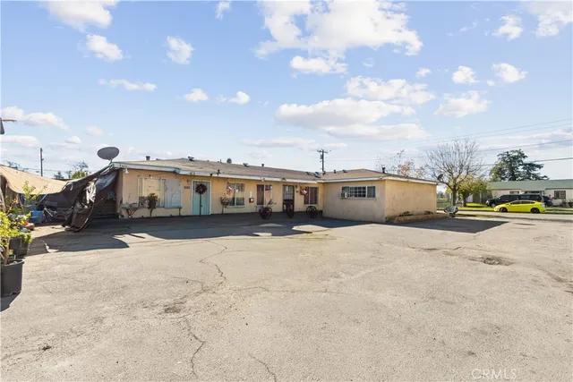 a bus parked in front of a building