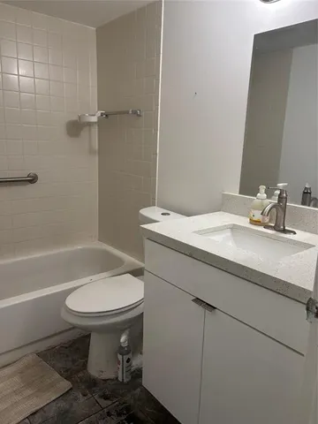 $1,500 | 1540 Glen Oaks Drive East, Unit B222, Sarasota, FL 34232