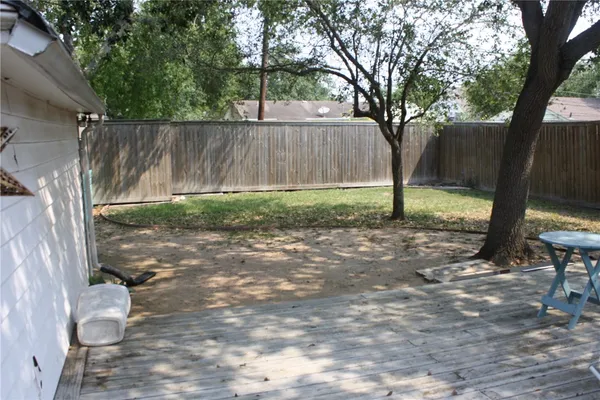 a view of a backyard