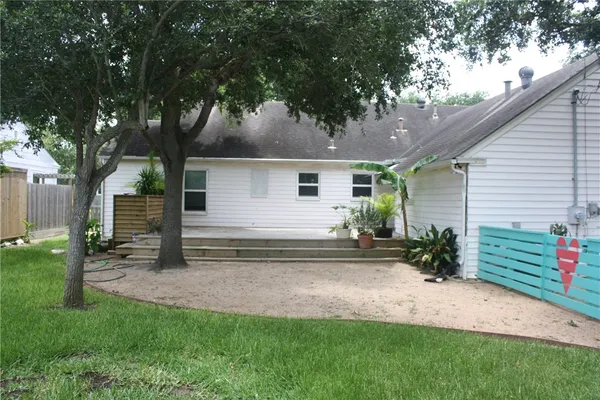 a view of back yard of the house
