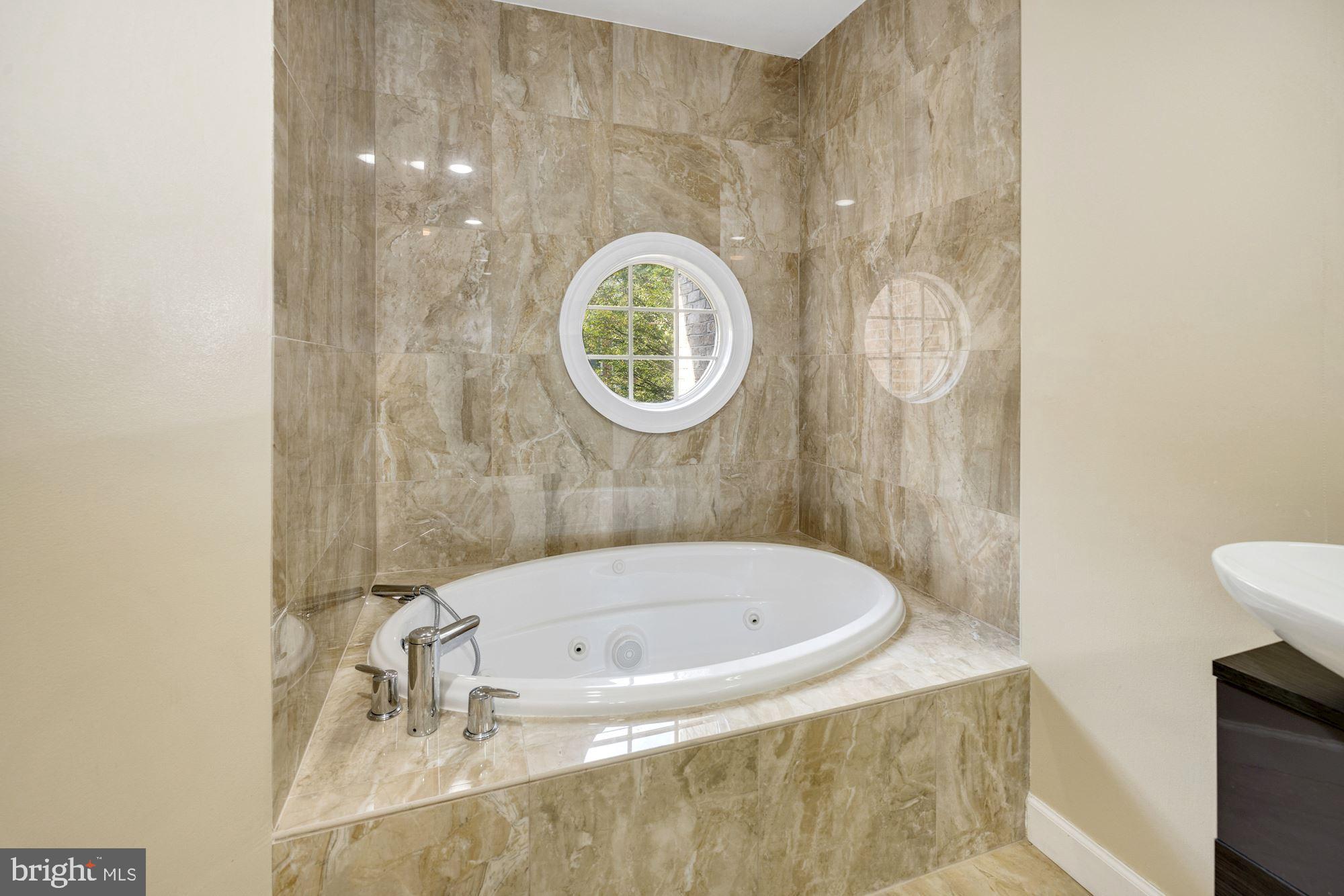 7827 Oracle Place Potomac, MD 20854 - Photo 14 of 37 Soaking Tub