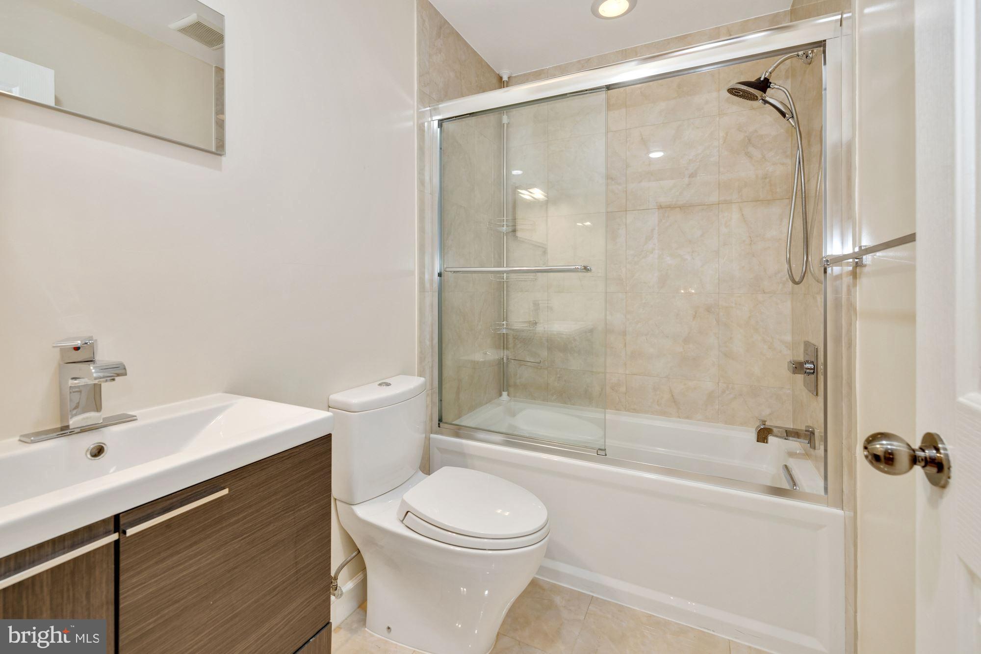 7827 Oracle Place Potomac, MD 20854 - Photo 18 of 37 Renovated Hall Full Bath