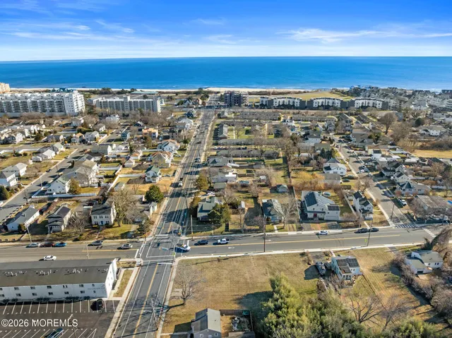 a view of entryway with outdoor