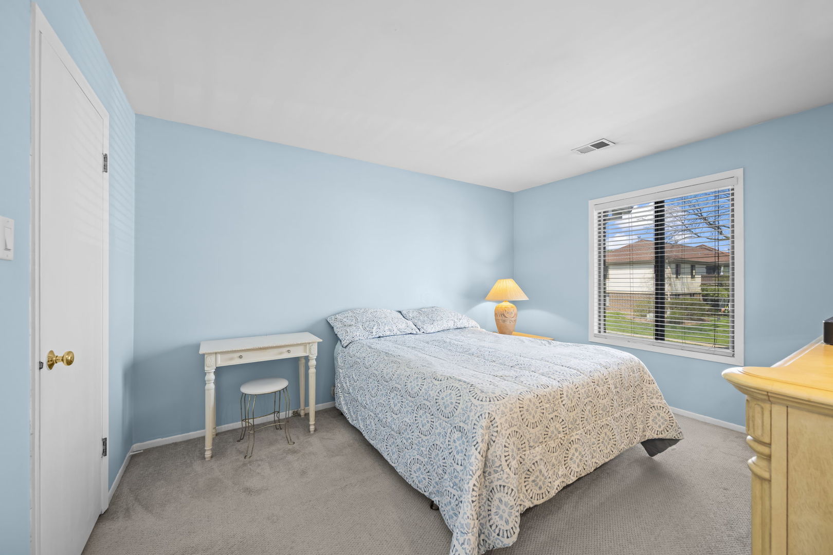 831 Coach Road, Unit 4 Palatine, IL 60074 - Photo 7 of 18 a bedroom with a bed and a window