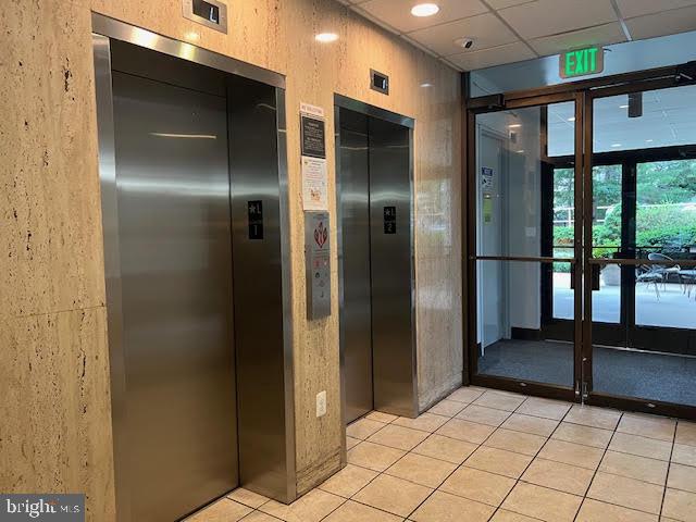 4401 Roland Avenue, Unit 115 Baltimore, MD 21210 - Photo 11 of 54 a view of hallway with a chair and a glass door shower