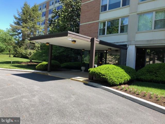 4401 Roland Avenue, Unit 115 Baltimore, MD 21210 - Photo 50 of 54 a view of backyard with plants and outdoor seating