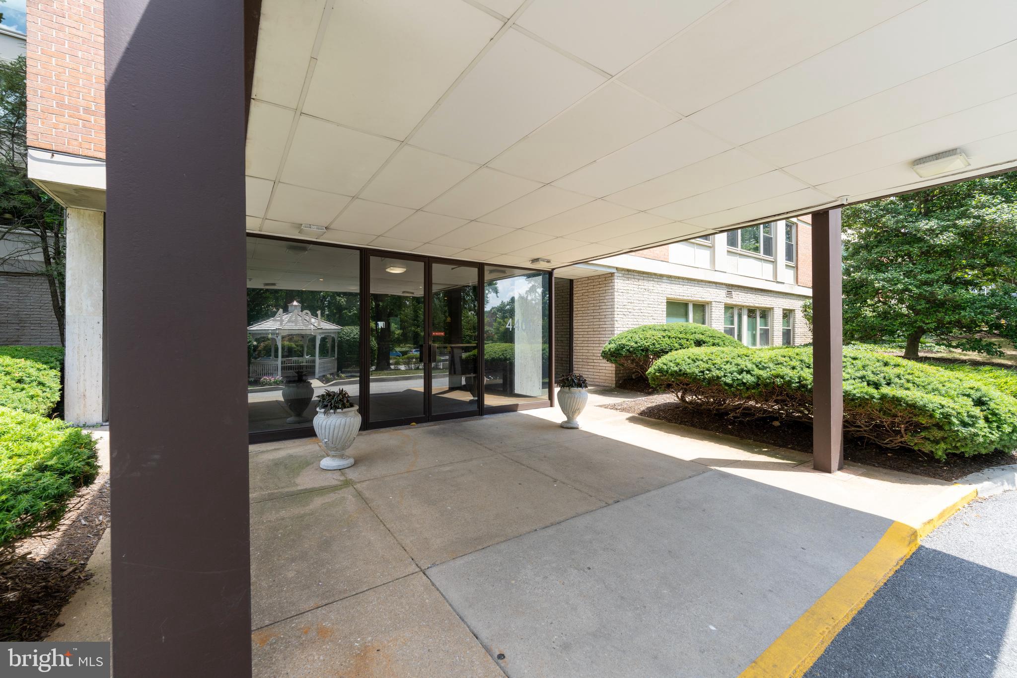 4401 Roland Avenue, Unit 115 Baltimore, MD 21210 - Photo 8 of 54 a view of a patio with table and chairs under an umbrella