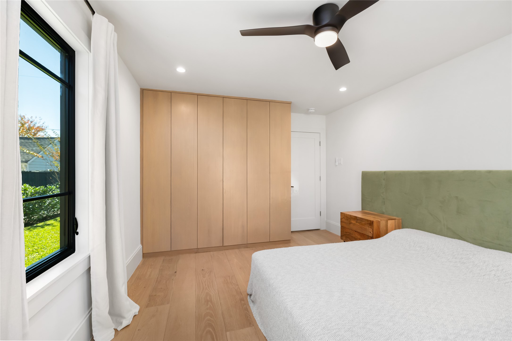 419 West 30th Street Houston, TX 77018 - Photo 33 of 45 a bedroom with a bed and a window