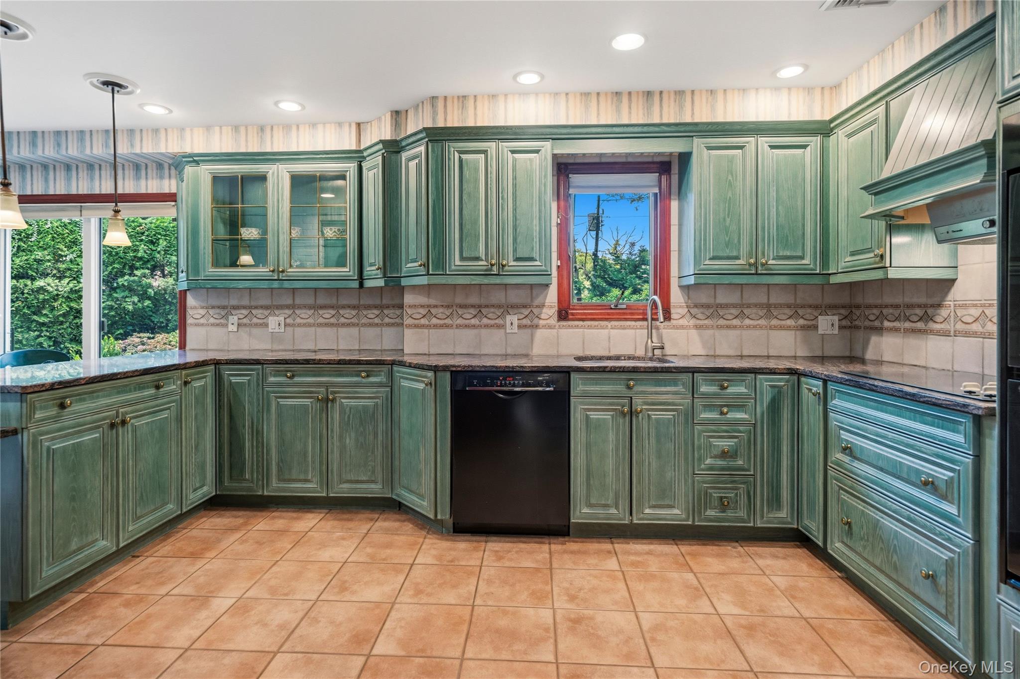 565 Mohawk Road West West Hempstead, NY 11552 - Photo 15 of 48