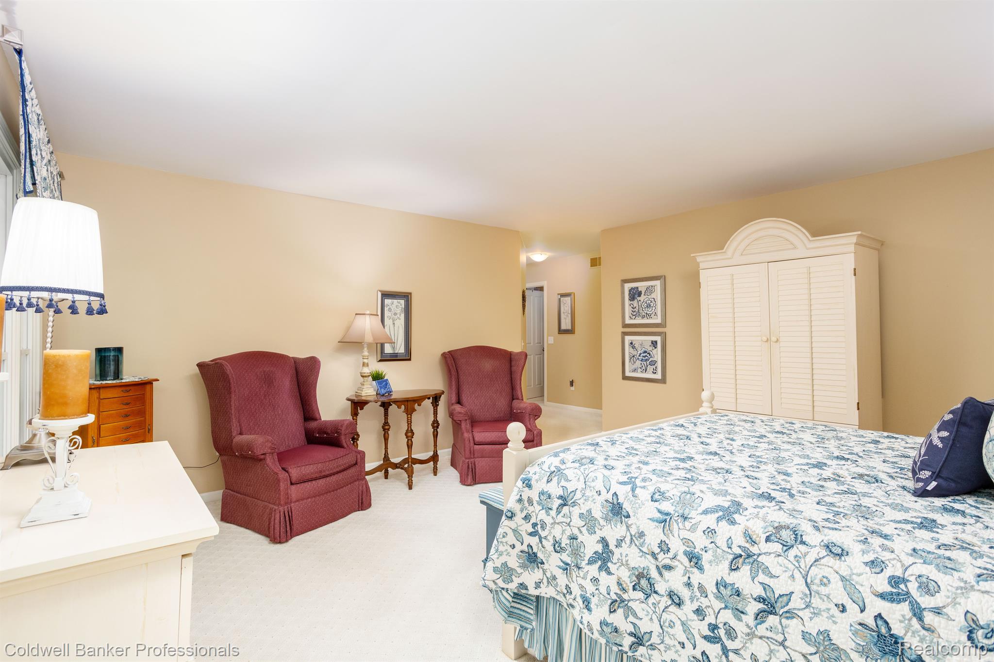23075 Farmington Road Farmington, MI 48336 - Photo 24 of 38 Primary bedroom sitting area