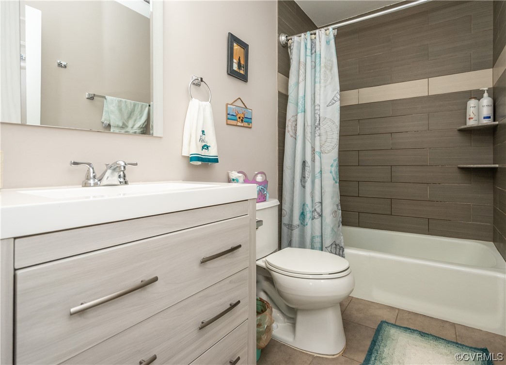 5800 Newbys Bridge Road Chesterfield, VA 23832 - Photo 18 of 29 a bathroom with a sink a toilet and a bathtub