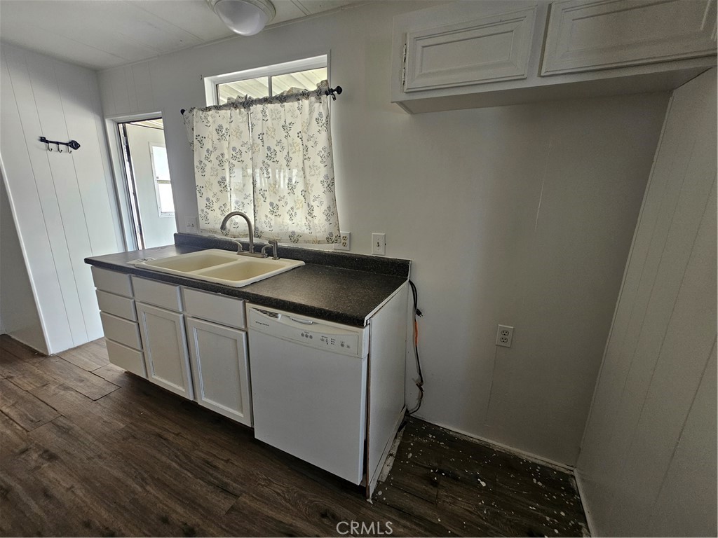 999 South Santa Fe Avenue, Unit 86 San Jacinto, CA 92583 - Photo 11 of 23 a utility room with a window